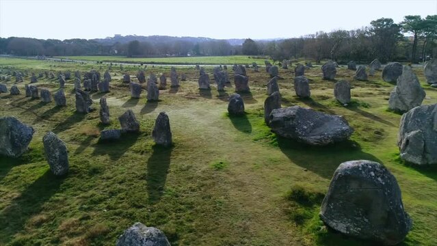 Drohne Bretagne Megalithen von Carnac seitlich