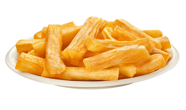 prato com mandioca frita isolado em fundo transparente - por&ccedil;&atilde;o de aipim frito