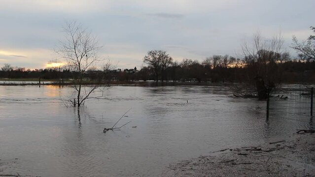 Hochwasser in Sachsen-Anhalt, Fluss Saale, Weissenfels, Uichteritz, Deutschland 12.2023-01.2024