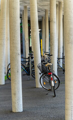 abgestellte Fahrräder zwischen Betonsäulen, Berlin, Deutschland