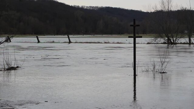 Hochwasser in Sachsen-Anhalt, Fluss Saale, Weissenfels, Uichteritz, Deutschland 12.2023-01.2024