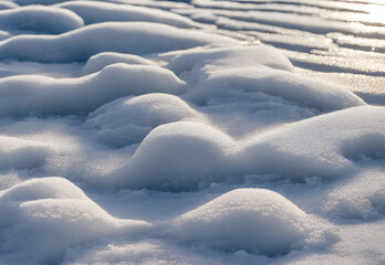 Obraz premium Close-up of snow texture in winter on the banks of a frozen river.AI generated