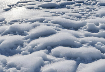 Obraz premium Close-up of snow texture in winter on the banks of a frozen river.AI generated