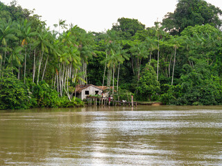 Ribeirinhos no rio Amazonas