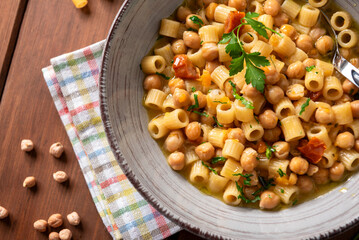 Piatto di deliziosa minestra di pasta e ceci, tipica ricetta invernale della cucina italiana, cibo europeo 