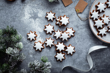 biscuits bredele de Noël en forme d'étoile aux épices, cannelle, orange et sucre glace - obrazy, fototapety, plakaty