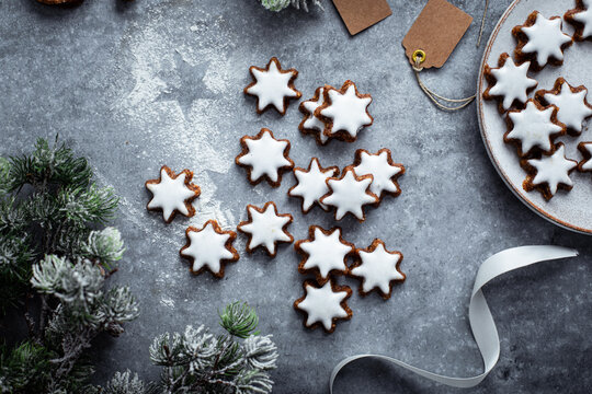 biscuits bredele de No&euml;l en forme d'&eacute;toile aux &eacute;pices, cannelle, orange et sucre glace