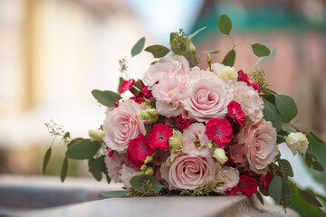 Ein Strauß mit rosa Rosen auf einer Hochzeit