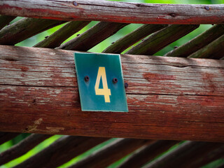 Cartouche de signalisation pour réseau forestier en métal accrochée sur une structure en bois