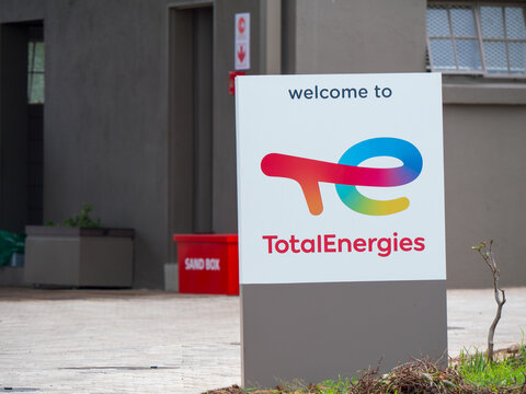 Panneau de bienvenue en anglais avec le logo de TotalEnergies, &agrave; l'entr&eacute;e d'une station essence