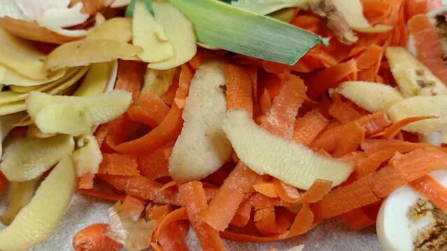 tas d'&eacute;pluchures de l&eacute;gumes, en gros plan	
