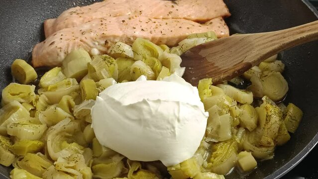 fondue de poireaux et saumon dans une po&ecirc;le
