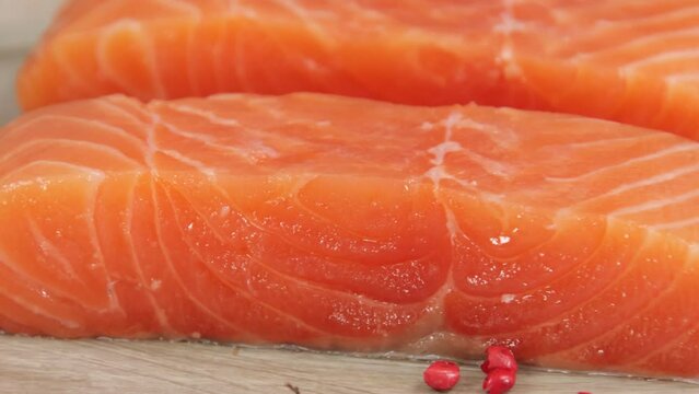 morceaux de saumon cru, en gros plan, sur une planche &agrave; d&eacute;couper