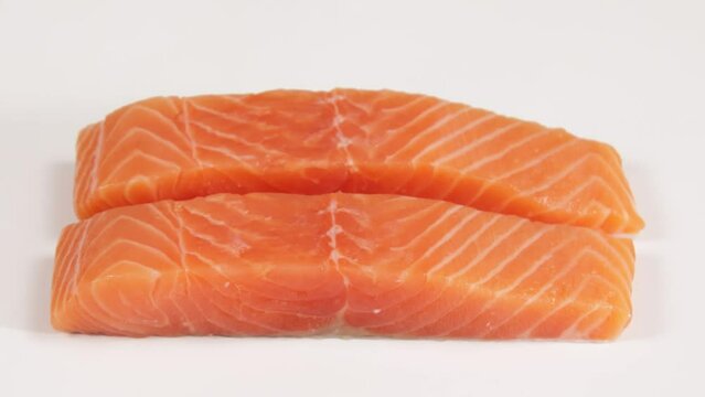 morceaux de saumon cru isol&eacute; sur un fond blanc