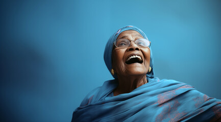 La joie d'une vieille femme, africaine arrière-plan bleu, image avec espace pour texte - obrazy, fototapety, plakaty