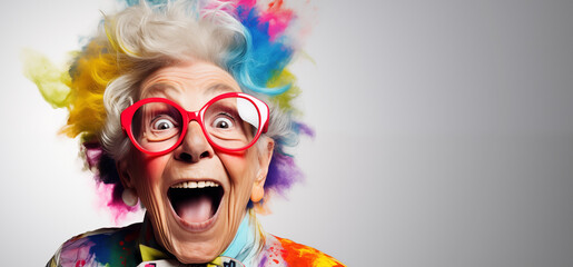 La joie d'une vieille femme avec des lunettes - obrazy, fototapety, plakaty
