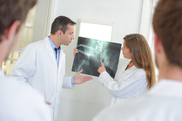 Obraz premium student and teacher in medical class - xray