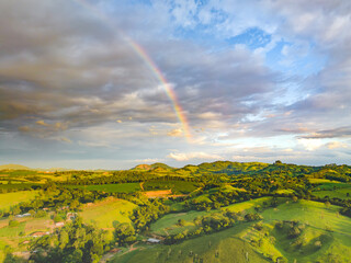 Cidade rural de Caconde no interior de S&atilde;o Paulo em 2023 ap&oacute;s fortes chuvas. C&eacute;u com muitas nuvens dram&aacute;ticas e vegeta&ccedil;&atilde;o com muitas cores.