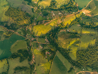 Cidade rural de Caconde no interior de São Paulo em 2023 após fortes chuvas. Céu com muitas nuvens dramáticas e vegetação com muitas cores.