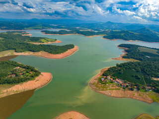 Cidade rural de Caconde no interior de São Paulo em 2023 após fortes chuvas. Céu com muitas...
