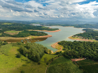 Cidade rural de Caconde no interior de São Paulo em 2023 após fortes chuvas. Céu com muitas...