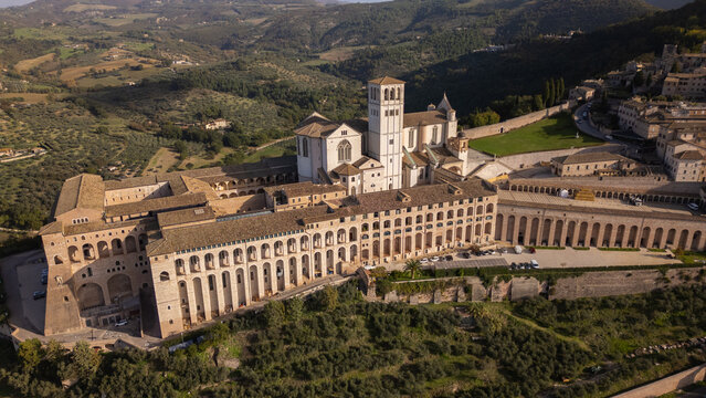 Bas&iacute;lica de San Francisco de As&iacute;s en la ciudad de As&iacute;s Italia rodeada de naturaleza y monta&ntilde;as llenas de &aacute;rboles hermosa arquitectura 