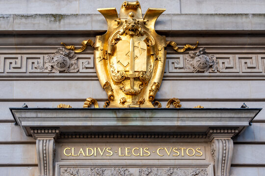 Blason dor&eacute; sur la fa&ccedil;ade du Palais de Justice de Paris, France avec le mot 'LEX' (latin pour 'LOI') et une &eacute;p&eacute;e, et la devise latine 'Gladius legis custos' (traduction : Le glaive gardien de la loi)