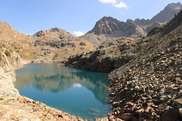 Fototapeta premium Wanderziel über dem Valmelanco; Lago Pirola (2283 m) mit Punta Rosalba (2803 m)