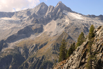 Alpengipfel  im Klimawandel; Blick vom Lago Pirola auf Cima di Rosso und Cima di Vazzeda mit...