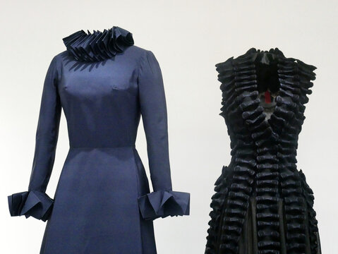 Azzedine Ala&iuml;a / Madame Gr&egrave;s. Mme Gres, 20th century seamstress, her dresses of great modernity, clean lines, monochrome colors mirroring Alaia's creations. Long, flowing, pleated, draped dresses....