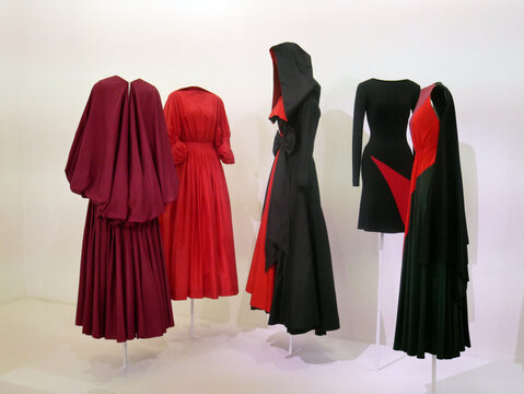 Azzedine Ala&iuml;a / Madame Gr&egrave;s. Mme Gres, 20th century seamstress, her dresses of great modernity, clean lines, monochrome colors mirroring Alaia's creations. Long, flowing, pleated, draped dresses....