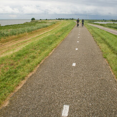 piste cyclable avec couple à vélo aux Pays Bas