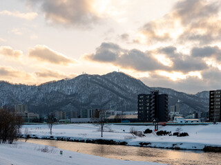 幌平橋から眺める藻岩山と豊平川（北海道札幌市豊平区）
