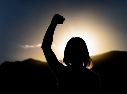 Silhouette de femme levant son bras, concept de succ&egrave;s gagnant