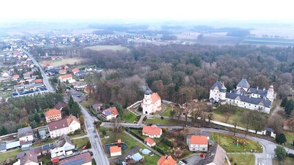 Widok Gminy Dąbrowa z wysokości 120 m. Pałac, Kościół i główna ulica.	