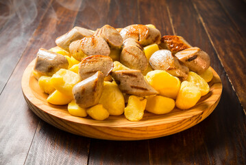 Salchichas con patatas fritas