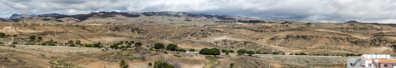 karge Landschaft oberhalb der Autobahn GC1 bei Maspalomas