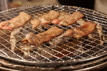 炭火で焼く牛タン