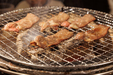 炭火で焼く牛タン