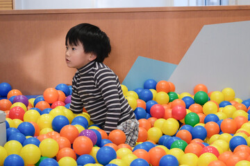 Fototapeta na wymiar 室内遊具で遊ぶ男の子