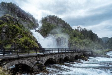 Norweski Wodospad - obrazy, fototapety, plakaty