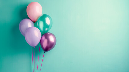Fototapeta na wymiar Ballons de baudruche de couleurs pastel. Espace vide de composition. Ambiance festive, anniversaire, célébration. Pour conception et création graphique.