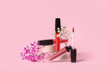 Decorative plaster podium, lip gloss and gypsophila flowers on pink background - obrazy, fototapety, plakaty