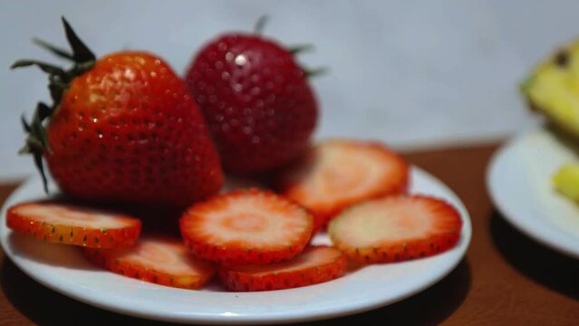 Fresas sobre un plato cortadas en rodajas