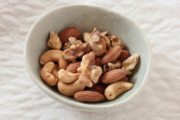 器に入れられたミックスナッツ