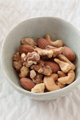 器に入れられたミックスナッツ