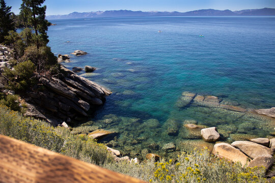 PACIFICO PAISAJE A LA ORILLA DEL LAGO CRISTALINO Y AZUL