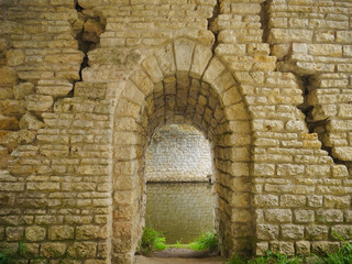Obraz premium Crumbling castle gateway landscape