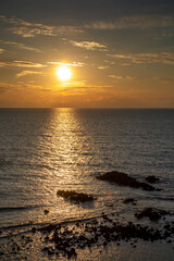 静かな海の夕暮れ
