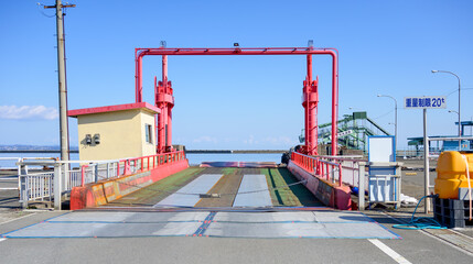 フェリーターミナルの出発口、青い海への道